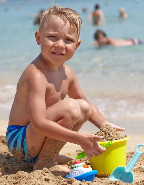 Menino jogar na praia th — Fotografia de Stock