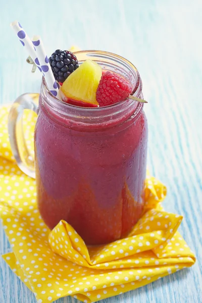 Smoothie de verão com bagas — Fotografia de Stock