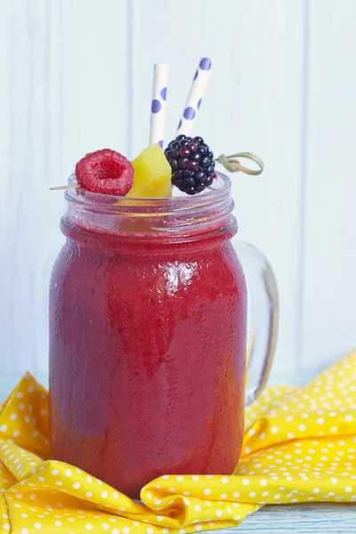 Musim panas smoothie dengan buah — Stok Foto