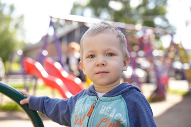 Küçük çocuk bir sahada oynamak