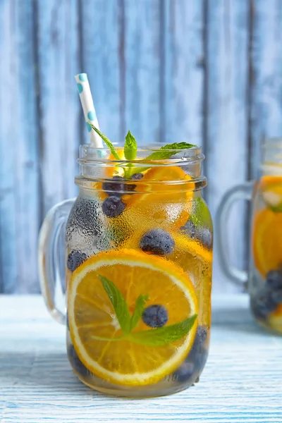 Água de desintoxicação de mirtilo laranja — Fotografia de Stock