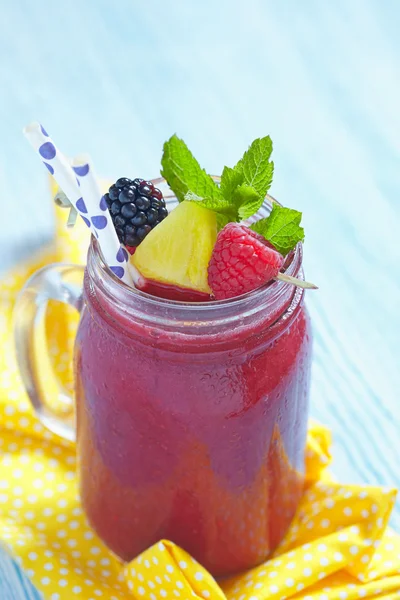 Sommer-Smoothie mit Beeren — Stockfoto