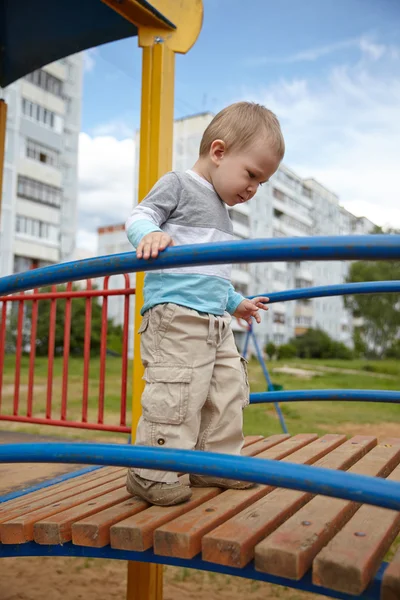 Menino brincando em um playground — Fotografia de Stock
