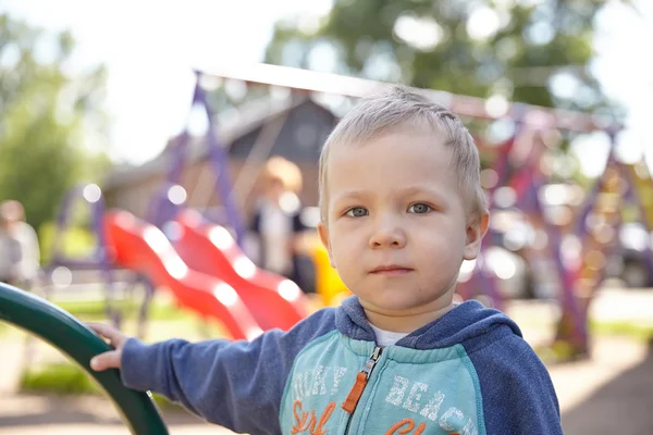 Liten pojke på en lekplats — Stockfoto