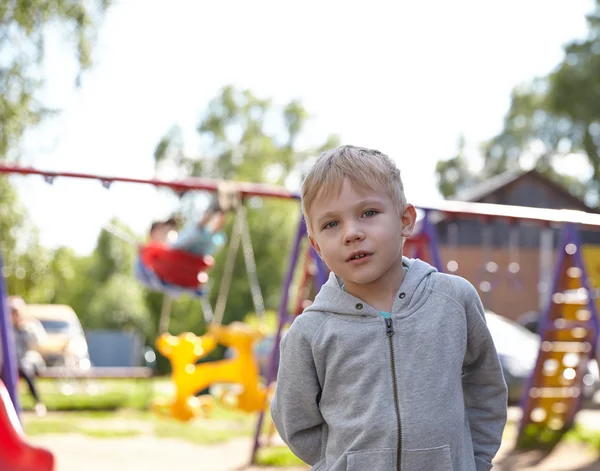 Liten pojke på en lekplats — Stockfoto