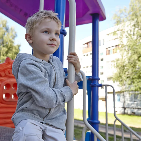 Liten pojke på en lekplats — Stockfoto