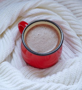 kırmızı bir kupa sıcak çikolata