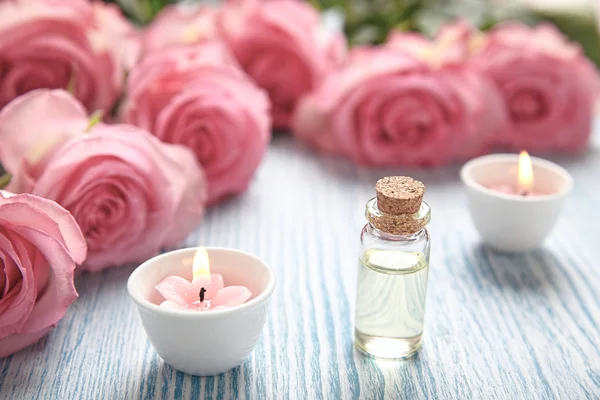 Primo piano di candele e fiori — Foto Stock