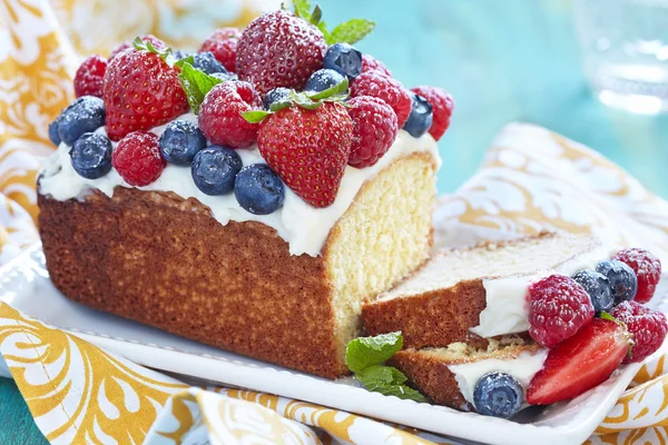 Tarta de bayas con fresa, frambuesa y arándanos — Foto de Stock