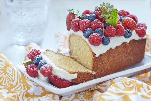 Bolo de bagas com morango, framboesa e mirtilo — Fotografia de Stock