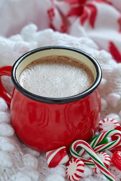 Chocolate quente em uma caneca vermelha — Fotografia de Stock