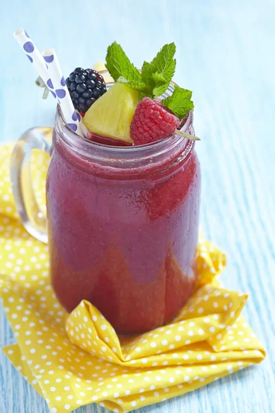 Smoothie de verão com bagas — Fotografia de Stock