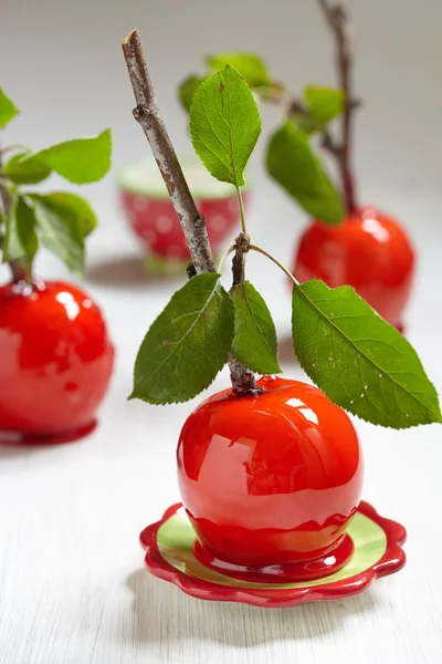 Manzanas enlatadas en un palillo — Foto de Stock