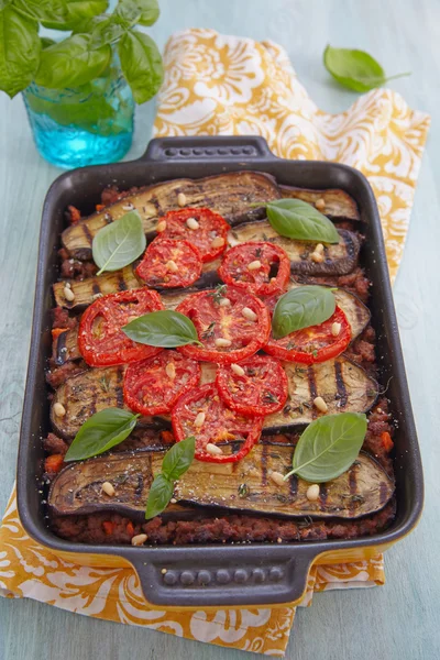 Gratin al forno con carne macinata e melanzane — Foto Stock