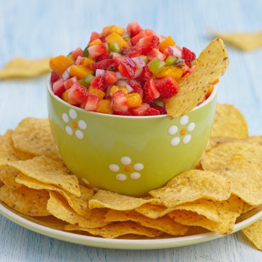 Çilek mango salsa