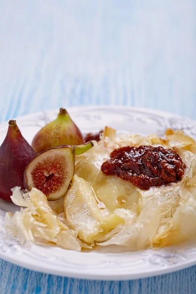 Camembert cuit au four aux figues — Photo