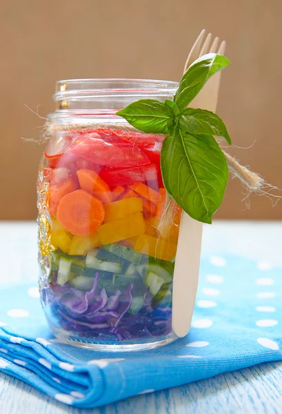 Salada de arco-íris em frasco de pedreiro — Fotografia de Stock