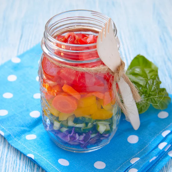 Ensalada de arco iris en tarro de albañil — Foto de Stock