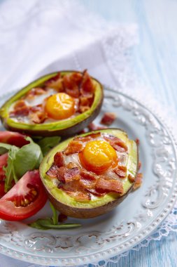 Pastırma ile avokado yumurta tekneler