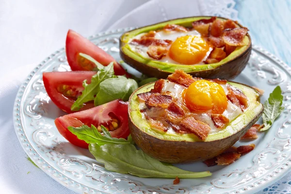 Bateaux à oeufs à l'avocat avec bacon — Photo