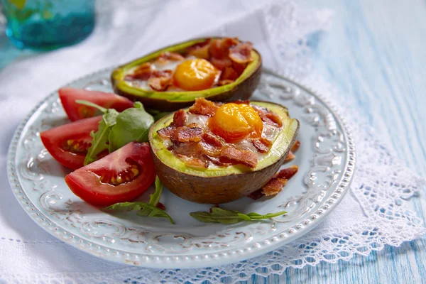 Avocado ei boten met spek — Stockfoto