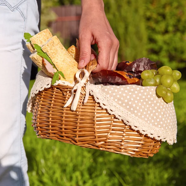 Cesta de piquenique — Fotografia de Stock