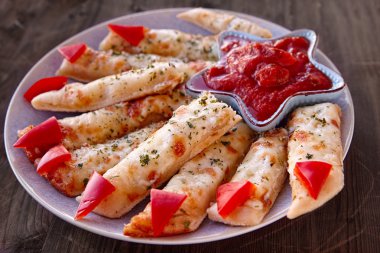 Peynirli Breadsticks cadı parmak