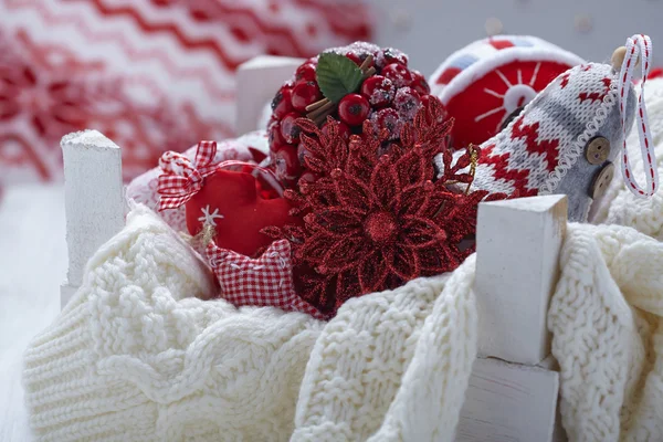 Decoración de Navidad con bolas y copo de nieve —  Fotos de Stock