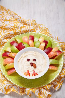 Elma ile karamel krem peynir dip