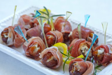 Tarihleri doldurulmuş peynir ve salam sarılmış