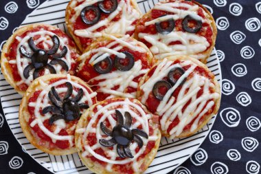 Mini pizza bir Cadılar Bayramı için dekore edilmiştir.