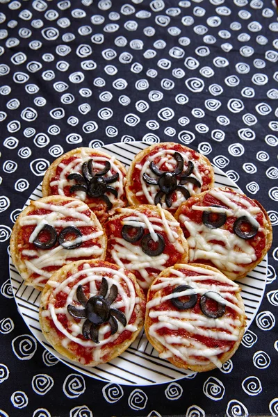 Mini pizza bir Cadılar Bayramı için dekore edilmiştir. — Stok fotoğraf