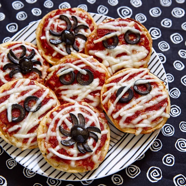 Mini-Pizzen für ein Halloween dekoriert — Stockfoto