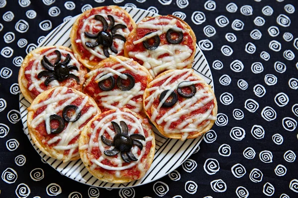 Mini-Pizzen für ein Halloween dekoriert — Stockfoto