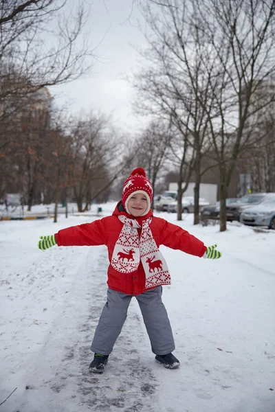 Menino adorável no parque de inverno — Fotografia de Stock