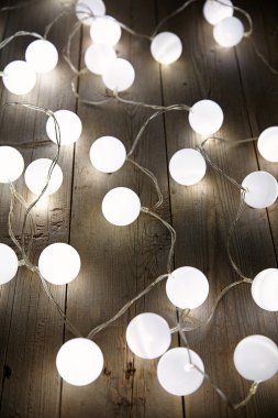 Noel çelenk ahşap masa üzerinde ışıklar.