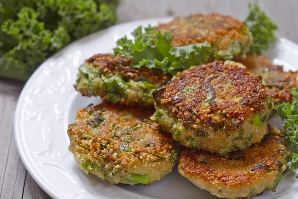 Quinoa-Krapfen mit Grünkohl und Cheddar — Stockfoto