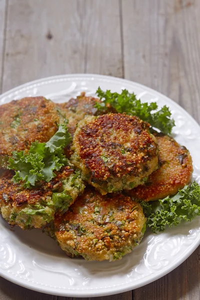 Quinoa beignets met boerenkool en cheddar — Stockfoto