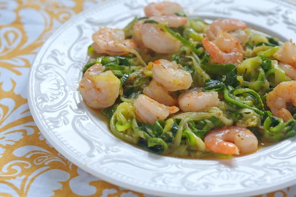 Courgette pasta met een garnalen — Stockfoto