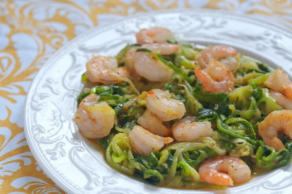 Zucchini pasta med en räkor — Stockfoto