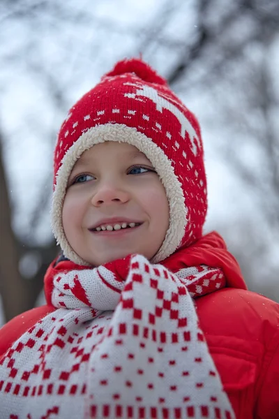 Αξιολάτρευτο μικρό αγόρι στο χειμερινό πάρκο — Φωτογραφία Αρχείου