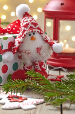 Oyuncak figür ile Noel süsleri