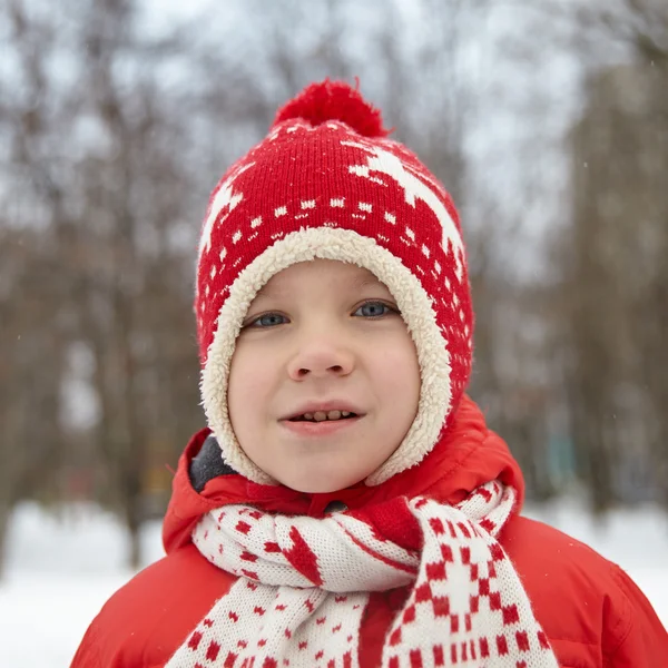 Schattige kleine jongen in winter park — Stockfoto