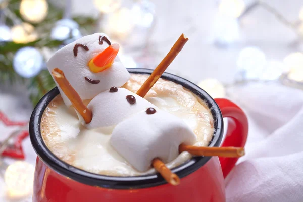 Chocolate quente com boneco de neve derretido — Fotografia de Stock