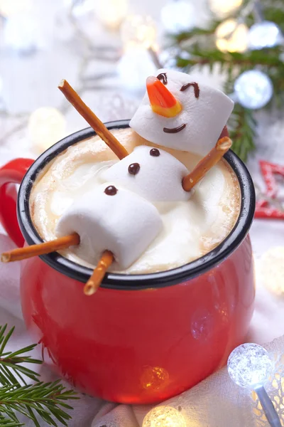 Chocolat chaud avec bonhomme de neige fondu — Photo