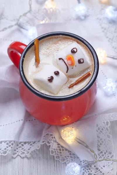 Varm choklad med smält snögubbe — Stockfoto