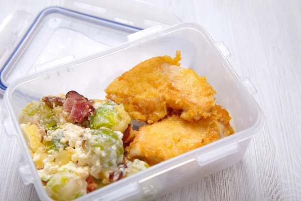 Lunch box with russel sprout casserole and fried chicken — Stock Photo, Image