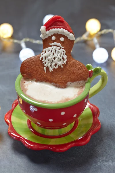 Lebkuchen-Weihnachtsmann in einer heißen Tasse Cappuccino — Stockfoto