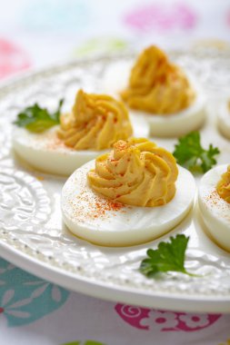 Kırmızı biberli haşlanmış yumurta.