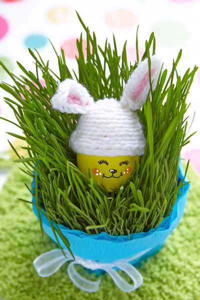 Schattig ei in bunny hoed op groen gras — Stockfoto